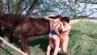 Групповуха двух дур с конем на природе
